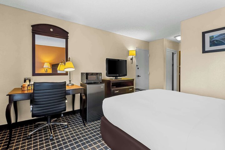 1 Queen Bed (3 of 5)