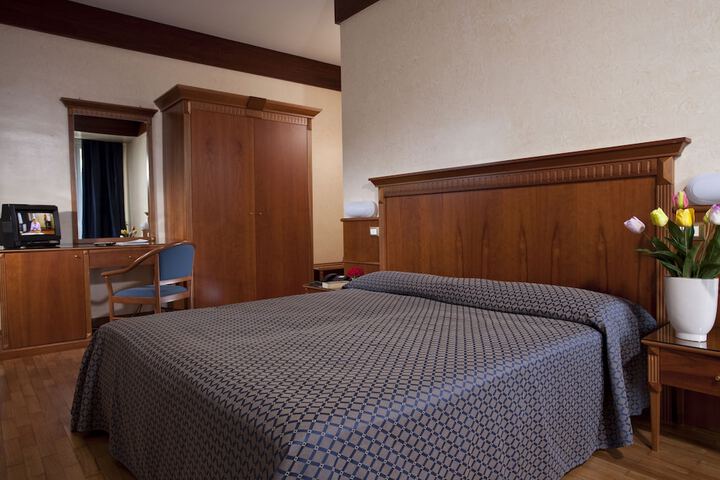 Room 5 of 40