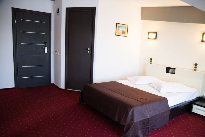 Room 10 of 17