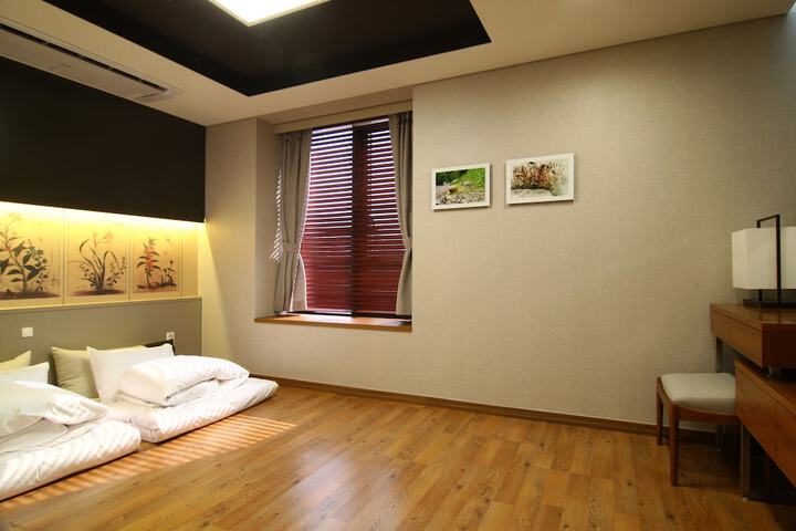 Room 6 of 49