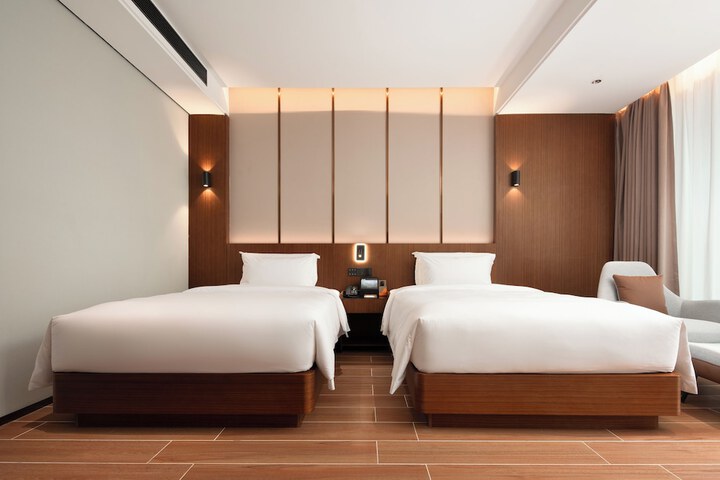 Room 4 of 61