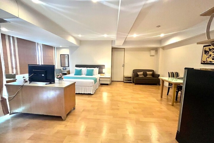 Room 6 of 23