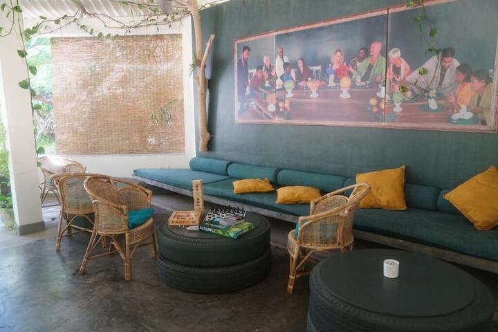 Lobby lounge