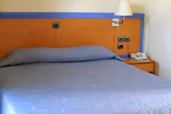 Room 4 of 9