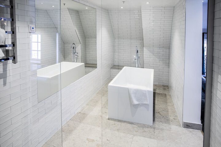 Deep soaking bathtub
