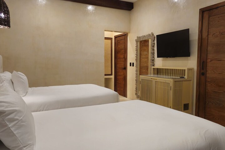 Room 32 of 66