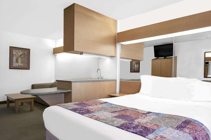 1 Queen Bed (4 of 21)