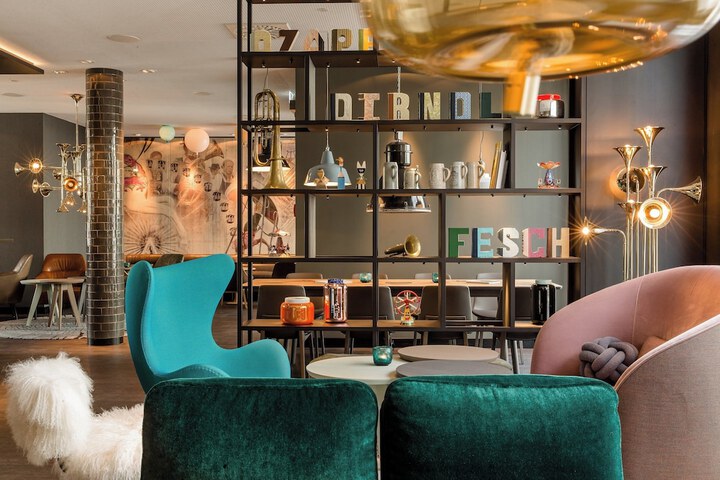Lounge 21 of 28