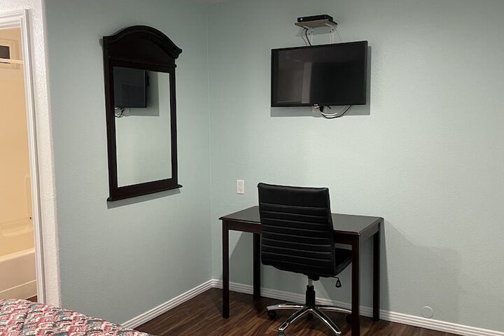 Room 5 of 10