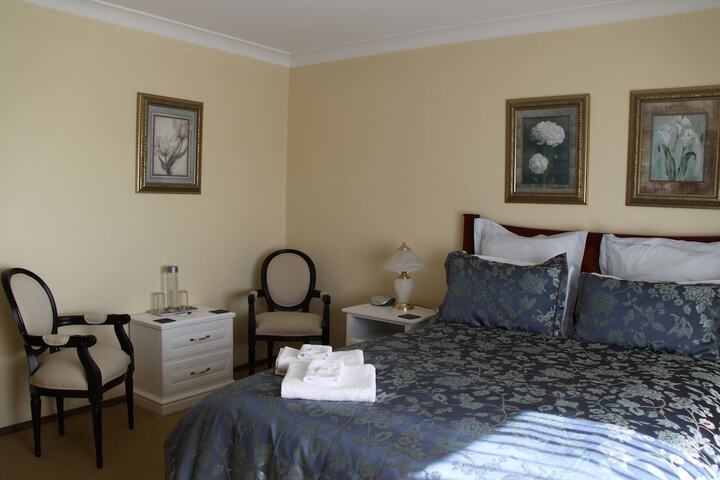 Room 6 of 28