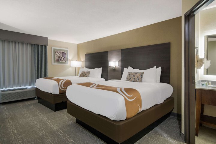 1 Queen Bed Accessible (23 of 26)
