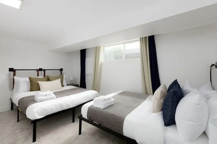 Room 4 of 20
