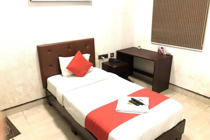 Room 7 of 9