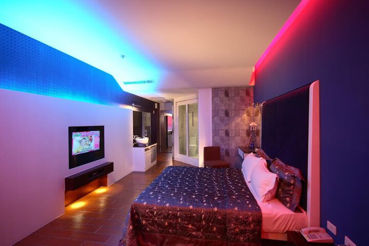 Room 9 of 33