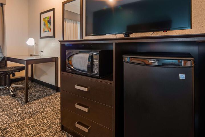 1 King Bed Pillow Top Mattress Flat Screen Television Microwave and Refrigerator Full Breakfast (9 of 14)