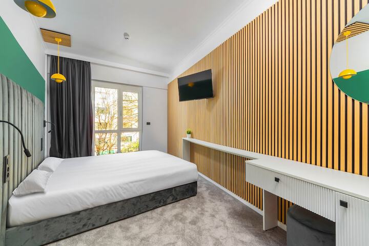 Room 10 of 33