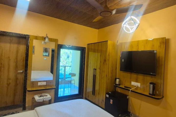Room 6 of 15