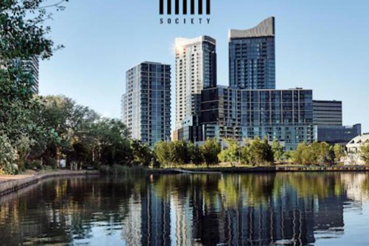 Lakeside Luxe Free parking, AIS, Spa, Gym, Sauna and Pool