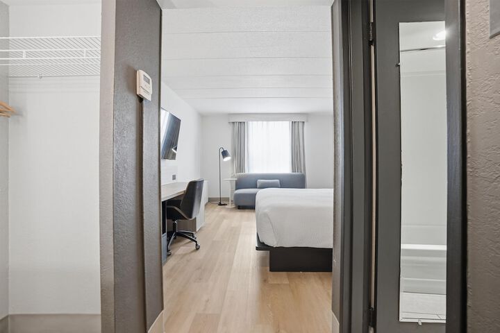 Room 15 of 77