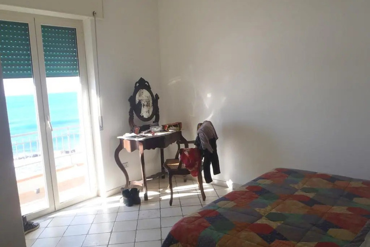 Room 6 of 11