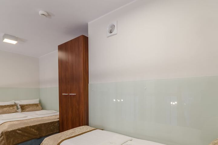 Room 42 of 146