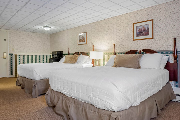 2 Double Beds (5 of 7)