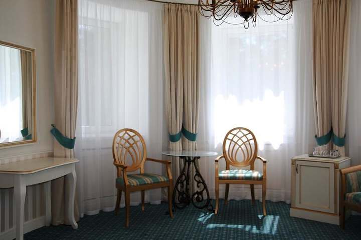 Room 12 of 90