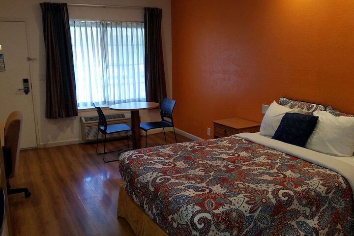 1 Queen Bed (3 of 10)