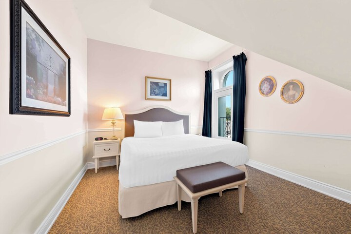 Room 32 of 53