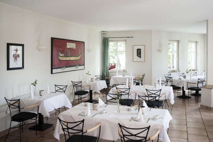 Dining 16 of 43