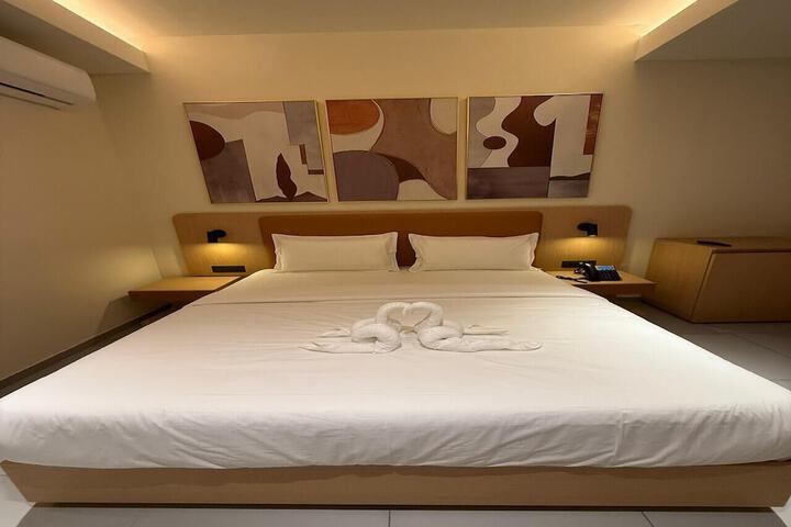 Room 4 of 16