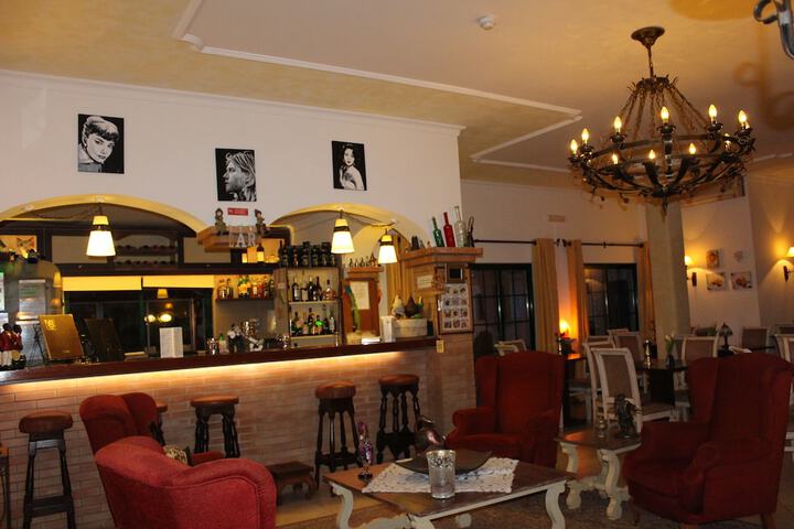 Lounge 39 of 52