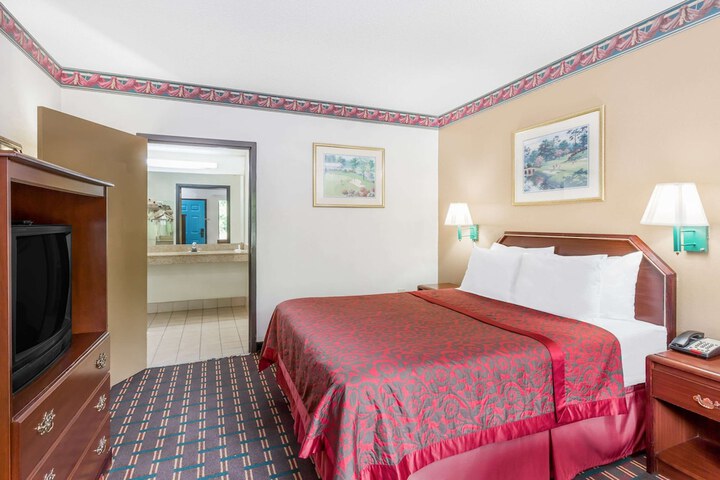 1 Queen Bed (2 of 21)