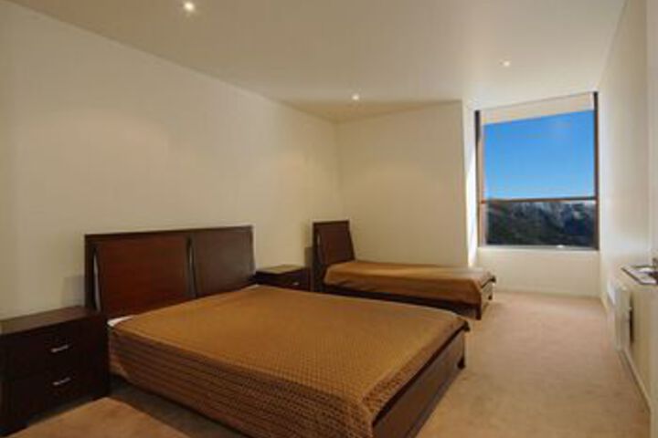 Room 5 of 9
