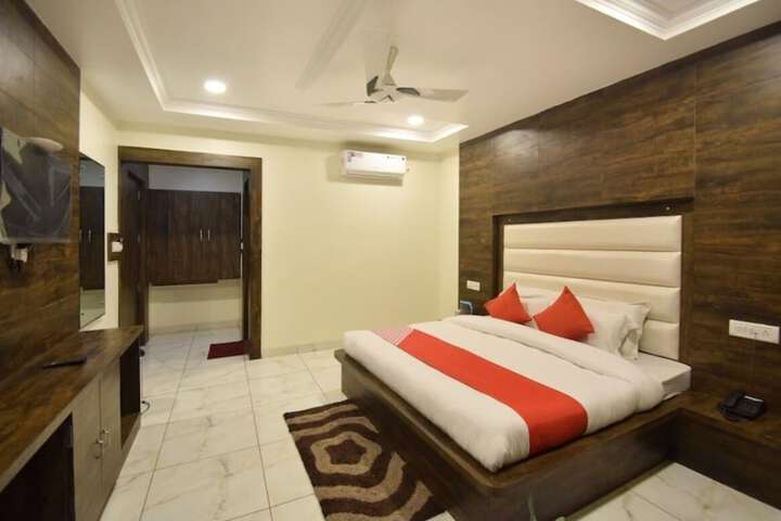 Room 4 of 16