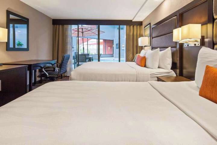 2 Queen Beds (3 of 4)