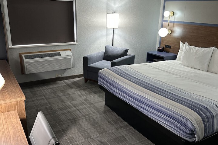 1 King Bed (9 of 13)