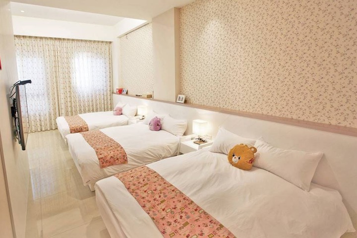 Room 5 of 8