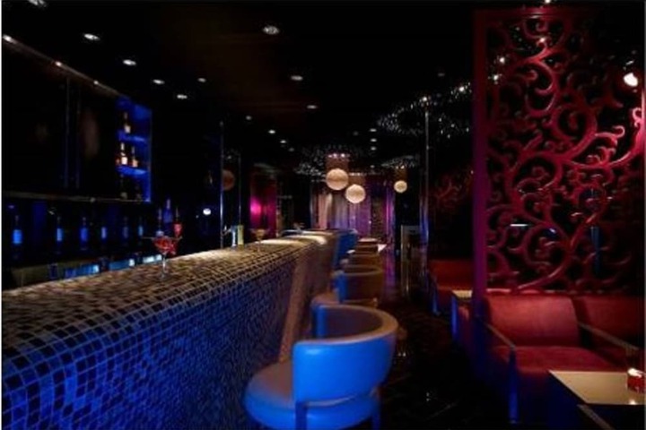 Lounge 27 of 31