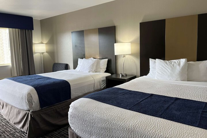 2 Queen Beds (13 of 15)