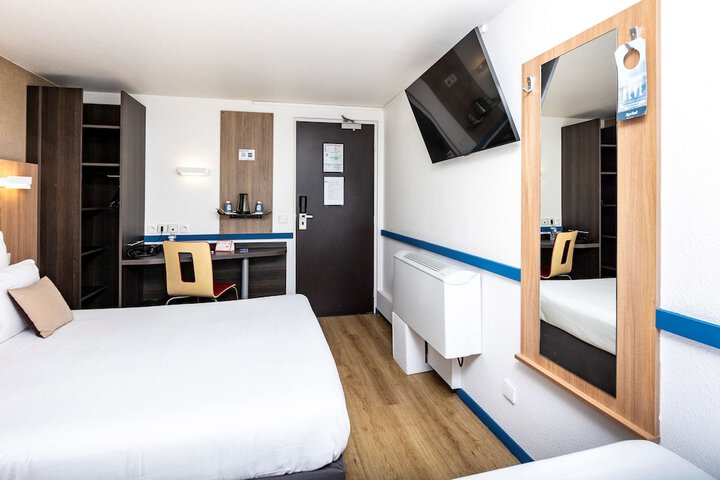 Room 52 of 114