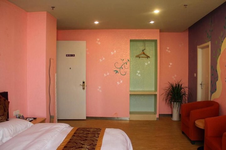 Room 5 of 9