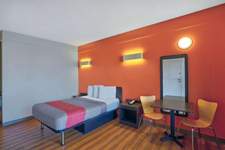 1 Queen Bed Accessible (6 of 6)