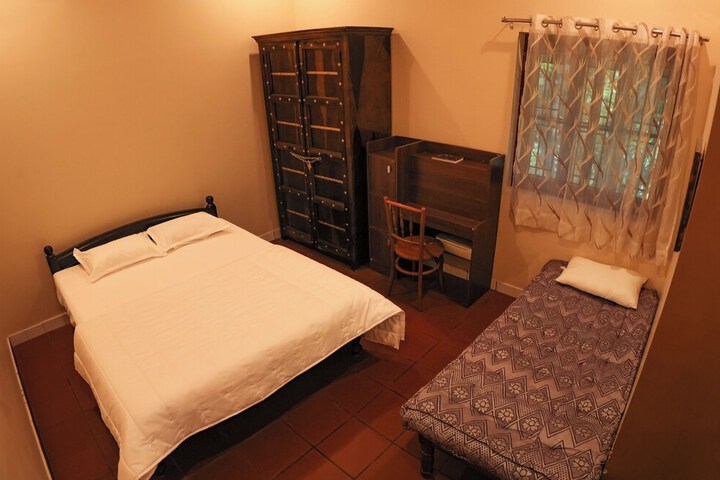 Room 5 of 12