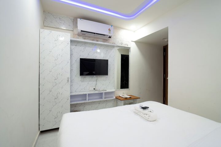 Room 9 of 16