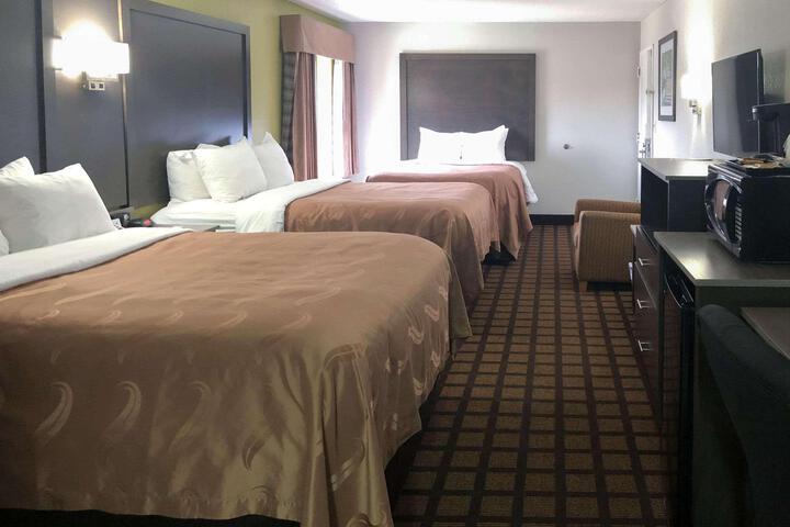 2 Queen Beds (6 of 13)