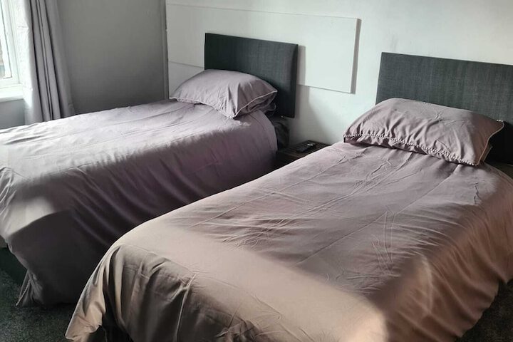 Room 4 of 8