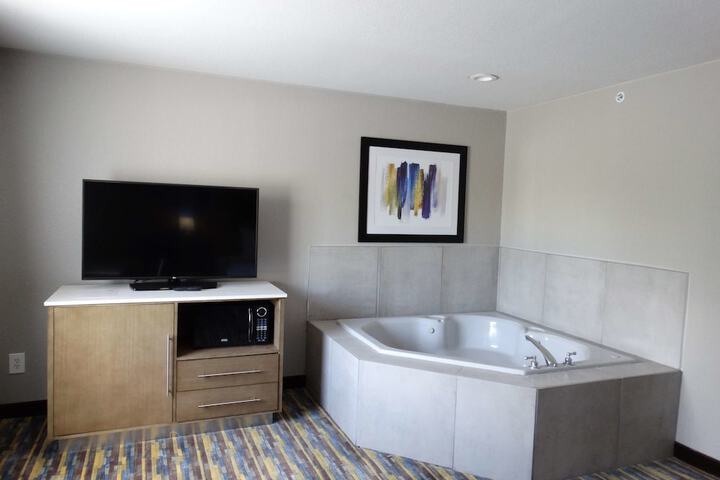 1 King Bed Microwave, Refrigerator High Speed Internet Accessible Full Breakfast (12 of 15)