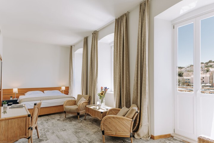 Room 5 of 92
