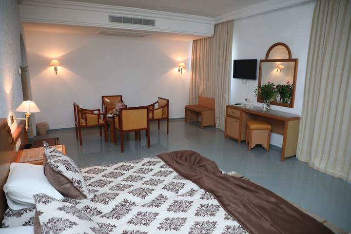 Room 10 of 32